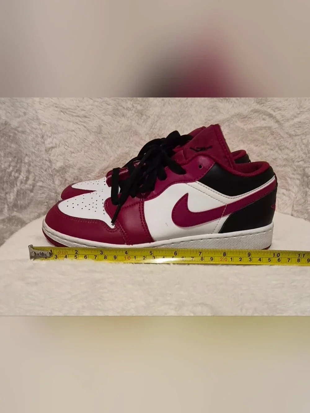 Nike Kids Low-Top Sneakers in Burgundy, White & Black